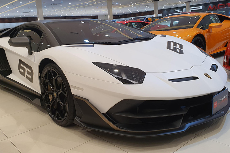Khá đáng tiếc là Lamborghini Aventador SVJ 63 Roadster không có nâng cấp nào ở hệ truyền động, xe được trang bị khối động cơ V12, dung tích 6,5 lít, sản sinh ra công suất tối đa 759 mã lực và mô-men xoắn cực đại 720 Nm. Lamborghini Aventador SVJ 63 Roadster tăng tốc từ vị trí đứng yên lên 100 km/h chỉ trong thời gian 2,8 giây trước khi đạt vận tốc tối đa 350 km/h.
