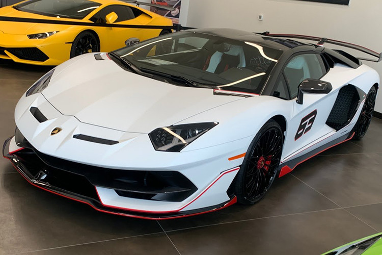 Lamborghini Sian sở hữu công suất tổng cộng 808 mã lực nên dễ dàng tăng tốc từ vị trí xuất phát lên 100 km/h trong thời gian chỉ 2,8 giây trước khi đạt vận tốc tối đa 350 km/h.