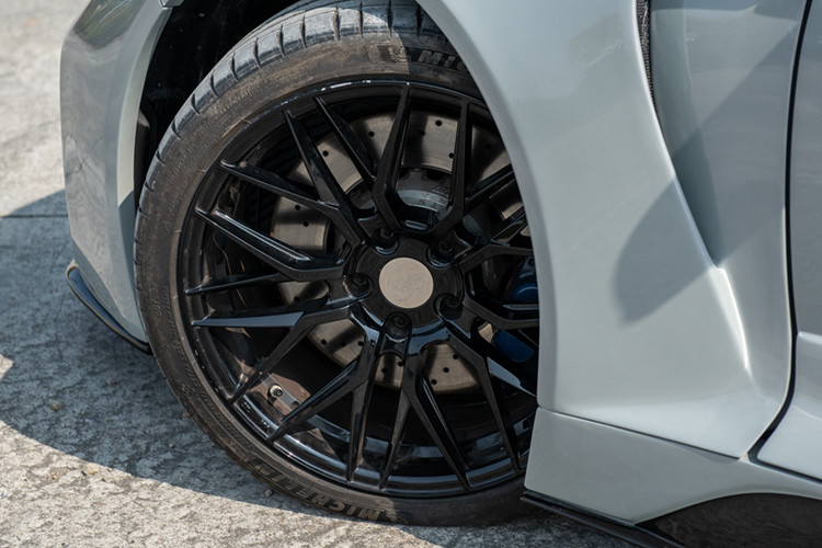 Kết hợp với diện mạo ấn tượng của xe chính là bộ mâm FF 107 đến từ thương hiệu Vorsteiner nổi tiếng. Xe vẫn được tiếp tục sử dụng bộ cùm phanh M Performance với 4 piston phía trước và 2 piston phía sau, phanh đĩa có đường kính 380/370 mm ở phía trước và phía sau.