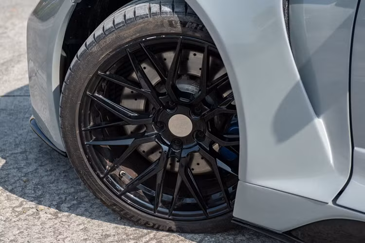 Kết hợp với diện mạo ấn tượng của xe chính là bộ mâm FF 107 đến từ thương hiệu Vorsteiner nổi tiếng. Xe vẫn được tiếp tục sử dụng bộ cùm phanh M Performance với 4 piston phía trước và 2 piston phía sau, phanh đĩa có đường kính 380/370 mm ở phía trước và phía sau.