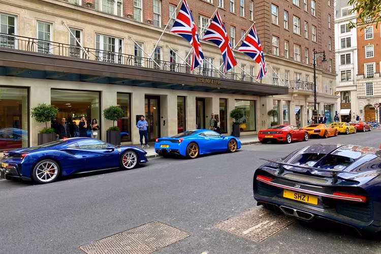 Nổi bật nhất trong dàn xe sang trọng này là chiếc Bugatti Chiron hàng hiếm với tốc độ tối đa 489 km/h và mức giá đáng kinh ngạc 2,9 triệu USD (khoảng 67,8 tỷ đồng). Tiếp đến là một chiếc Lamborghini Murcielago màu cam sáng có giá khoảng 838.000 USD (khoảng 19,5 tỷ đồng).