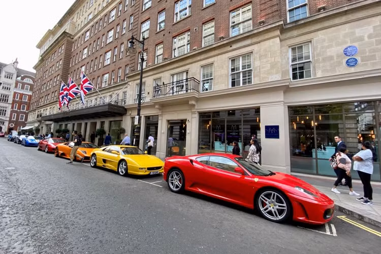 Các đại gia Trung Đông cũng thường vận chuyển dàn siêu xe của mình tới đây để nghỉ dưỡng và thuê cả một tầng của bãi đậu xe Knightsbridge (chỗ đậu xe đắt nhất nước Anh) để cất giữ chúng.