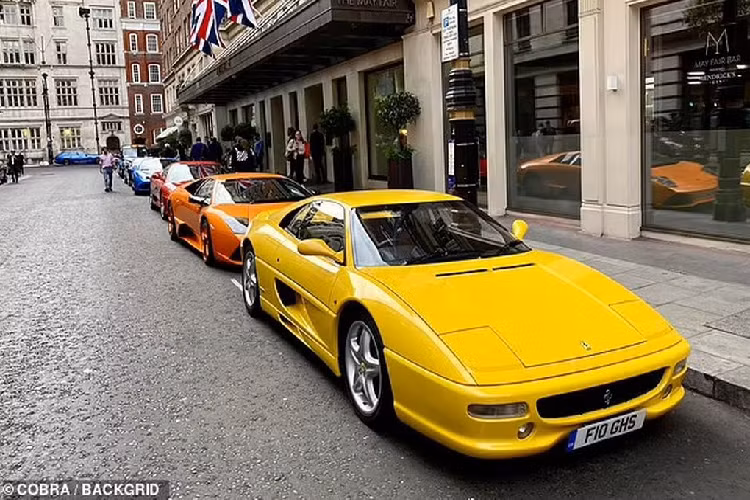 Ngoài ra, trong dàn xe này còn có một chiếc Ferrari 458 Speciale hàng hiếm, chỉ được sản xuất 499 chiếc. Giá xe vào khoảng 480.000 USD (khoảng 11,2 tỷ đồng). Một chiếc Ferrari 355 màu vàng tươi có giá gần 120.000 USD (khoảng 2,8 tỷ đồng). Một chiếc Ferrari 360 màu đỏ tươi có giá khoảng 84.000 USD (khoảng 1,96 tỷ đồng) khi mua mới.