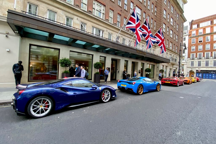 Do sự xuất hiện thường xuyên của các siêu xe, quận Kensington và Chelsea thậm chí còn lắp đặt camera chống ồn để bắt các chủ sở hữu siêu xe lái xe quá nhanh và gây phiền toái.