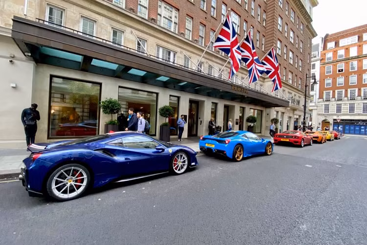 Do sự xuất hiện thường xuyên của các siêu xe, quận Kensington và Chelsea thậm chí còn lắp đặt camera chống ồn để bắt các chủ sở hữu siêu xe lái xe quá nhanh và gây phiền toái.