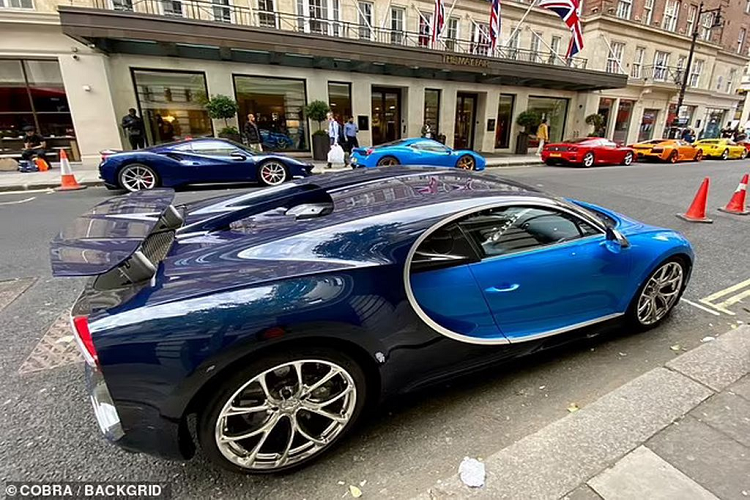 London được coi là sân chơi của giới nhà giàu và việc những chiếc siêu xe xuất hiện với tần suất dày trên đường phố chuyện hết sức bình thường