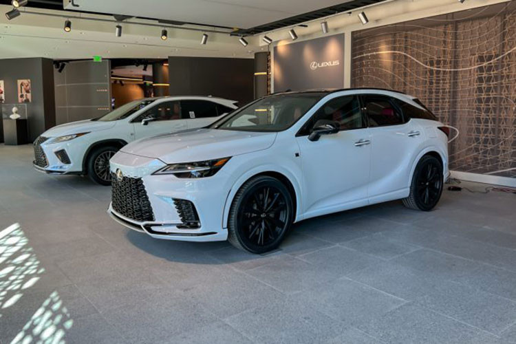 Lexus RX 350 2023 có thể tăng tốc từ 0-96 km/h trong thời gian 7,2 giây, nhanh hơn trước 0,7 giây. Trong khi đó, RX 500h F Sport Performance sử dụng động cơ xăng tăng áp 2.4L 4 xi-lanh, hộp số tự động 6 cấp, kết hợp mô-tơ điện, cho công suất 367 mã lực và mô-men xoắn cực đại 550 Nm. Xe chỉ cần 5,9 giây để tăng tốc từ 0 - 96 km/h.