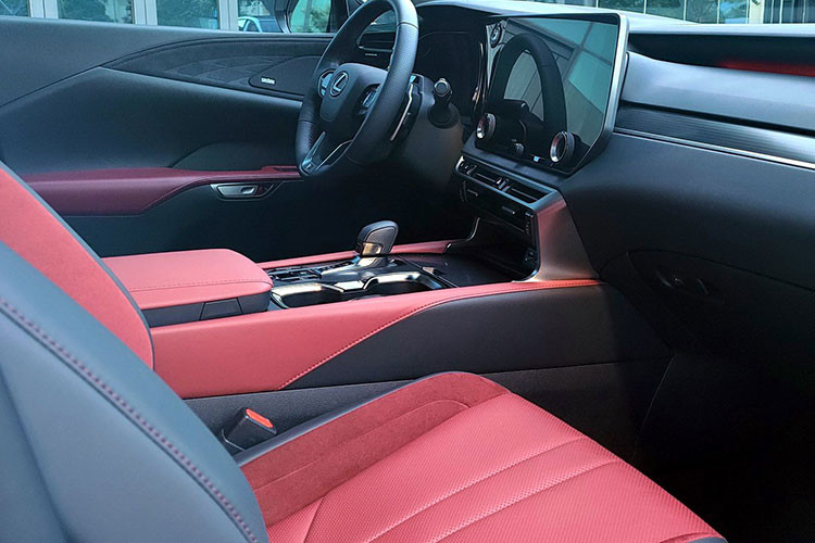 Ở bên trong, thiết kế nội thất của RX 2023 rất giống với NX thế hệ mới, bao gồm bảng đồng hồ kỹ thuật số và hệ thống thông tin giải trí Lexus Interface thế hệ mới, đi kèm màn hình cảm ứng 9,8 inch trên phiên bản tiêu chuẩn hoặc 14 inch trên các phiên bản cao cấp. Màn hình này có hỗ trợ hệ thống định vị dựa trên đám mây, tính năng trợ lý ảo và cập nhật phần mềm qua WiFi.