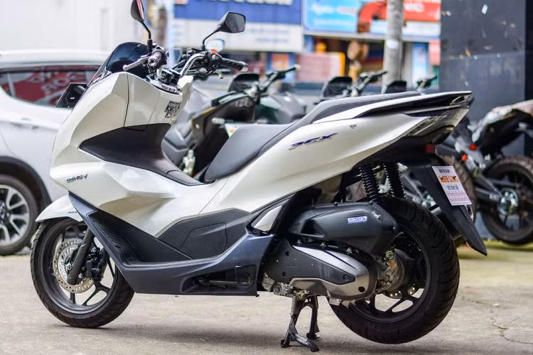 Trong tầm giá tới gần 100 triệu đồng này, Honda PCX e:HEV sẽ cạnh tranh với Honda SH 150i (90-99 triệu đồng), Piaggio Medley (95,3 triệu đồng), Vespa GTS Super 125 (92,6 triệu đồng),… 