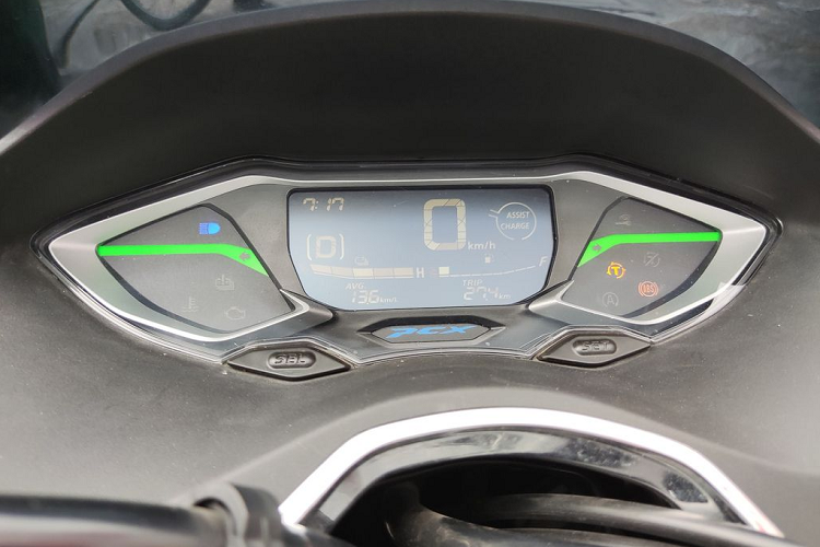 Về kích thước, Honda PCX e:HEV có chiều dài x rộng x cao lần lượt là 1.936 x 742 x 1.108 mm. Trục cơ sở 1.313 mm, chiều cao yên 764 mm, khoảng sáng gầm 135 mm và trọng lượng 135 kg. Mâm xe kích thước 14 inch phía trước và 13 inch phía sau.