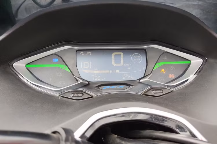 Về kích thước, Honda PCX e:HEV có chiều dài x rộng x cao lần lượt là 1.936 x 742 x 1.108 mm. Trục cơ sở 1.313 mm, chiều cao yên 764 mm, khoảng sáng gầm 135 mm và trọng lượng 135 kg. Mâm xe kích thước 14 inch phía trước và 13 inch phía sau.