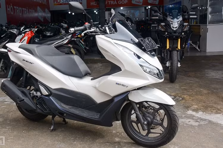 Theo công bố của nhà sản xuất mức tiêu hao nhiên liệu của Honda PCX e:HEV 2022 chưa tới 2,059 lít/100 km. Đáng chú ý, đây là mẫu xe máy dưới 175cc hiếm hoi trên thị trường có thể thay đổi chế độ lái. Honda cung cấp cho PCX e:HEV 2 chế độ lái là S (Sport Mode) và D (Drive Mode). Chế độ S cho cảm giác lái thể thao hơn nhờ sự hỗ trợ của motor điện.