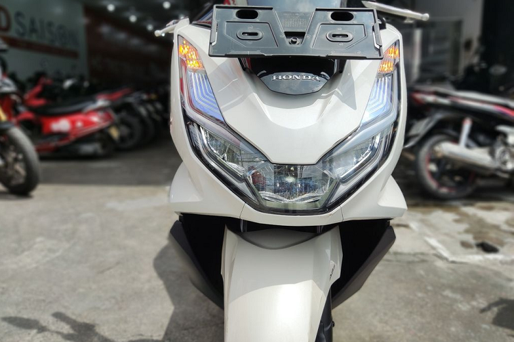 Trước đây, Honda Việt Nam (HVN) đã từng bán chính hãng ba phiên bản của Honda PCX bao gồm 125, 150 và Hybrid. Tuy nhiên trong tháng 9/2021, mẫu xe này đã âm thầm biến mất khỏi dải sản phẩm của Honda Việt Nam.