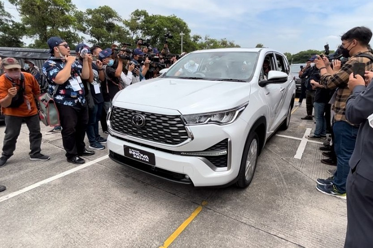 Tại thị trường Indonesia, Toyota Innova 2023 được chia thành 5 phiên bản là G CVT, V CVT, G HV CVT, V HV CVT và Q HV CVT với giá khởi điểm dao động từ 419 - 604,15 triệu Rupiah (khoảng 662 - 954 triệu đồng). Xe có 5 màu sơn, bao gồm trắng Platinum White Pearl, bạc Silver Metallic, xám Gray Metallic, đen Attitude Black và xám đậm Dark Steel Metallic.