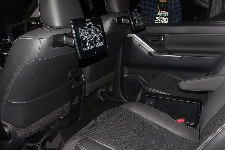 Nằm bên dưới nắp ca-pô của Toyota Innova thế hệ thứ 7 là 2 tùy chọn động cơ. Thứ nhất là động cơ xăng Dynamic Force 4 xi-lanh, dung tích 2.0L, sản sinh công suất tối đa 174 mã lực và mô-men xoắn cực đại 205 Nm. Động cơ này tiêu thụ lượng xăng trung bình 15 km/lít (khoảng 6,6 lít/100 km).