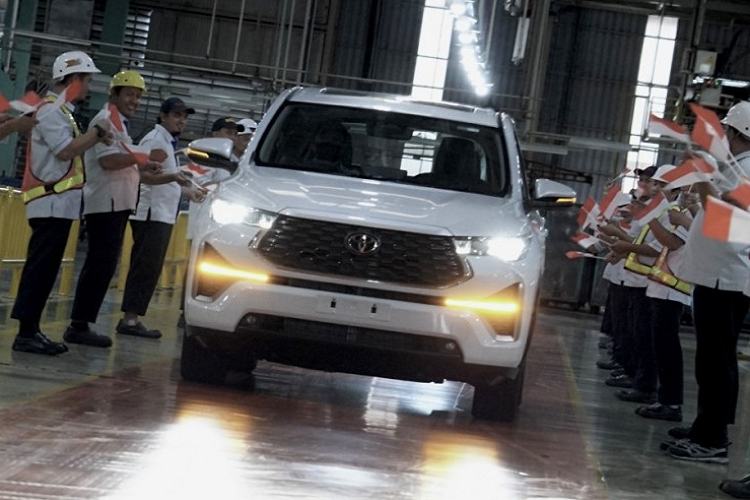 Ông Andang Tjahjono, Chủ tịch kiêm Giám đốc Toyota Indonesia (TMMIN), cho biết: "Trong giai đoạn đầu, chúng tôi sẽ xuất khẩu xe sang 13 quốc gia. Sau đó, chúng tôi sẽ tăng cường việc xuất khẩu sang nhiều quốc gia hơn. Quá trình sản xuất Kijang Innova Zenix thể hiện nỗ lực tiếp tục đóng góp cho việc phát triển ngành công nghiệp ôtô Indonesia của chúng tôi".