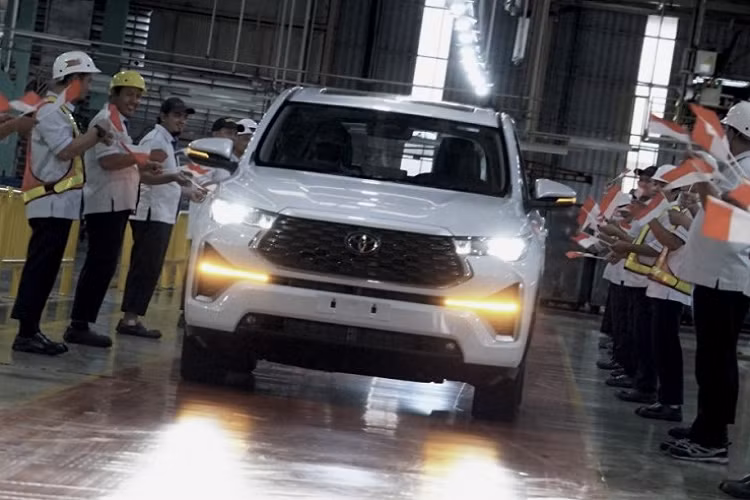 Ông Andang Tjahjono, Chủ tịch kiêm Giám đốc Toyota Indonesia (TMMIN), cho biết: "Trong giai đoạn đầu, chúng tôi sẽ xuất khẩu xe sang 13 quốc gia. Sau đó, chúng tôi sẽ tăng cường việc xuất khẩu sang nhiều quốc gia hơn. Quá trình sản xuất Kijang Innova Zenix thể hiện nỗ lực tiếp tục đóng góp cho việc phát triển ngành công nghiệp ôtô Indonesia của chúng tôi".