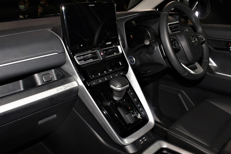 Có vẻ như hãng Toyota muốn Innova 2023 rũ bỏ cái mác "xe dịch vụ" tại Việt Nam trong những năm vừa qua. Như thông tin đã đưa, Toyota Innova 2023 được phát triển dựa trên cơ sở gầm bệ Toyota New Global Architecture hay TNGA-C mới, tương tự mẫu MPV cùng thương hiệu Voxy. Với cơ sở gầm bệ mới, mẫu MPV này chẳng những tăng kích thước mà còn chuyển từ hệ dẫn động cầu sau sang cầu trước.