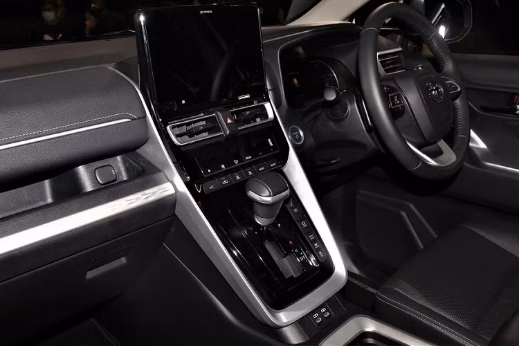 Có vẻ như hãng Toyota muốn Innova 2023 rũ bỏ cái mác "xe dịch vụ" tại Việt Nam trong những năm vừa qua. Như thông tin đã đưa, Toyota Innova 2023 được phát triển dựa trên cơ sở gầm bệ Toyota New Global Architecture hay TNGA-C mới, tương tự mẫu MPV cùng thương hiệu Voxy. Với cơ sở gầm bệ mới, mẫu MPV này chẳng những tăng kích thước mà còn chuyển từ hệ dẫn động cầu sau sang cầu trước.