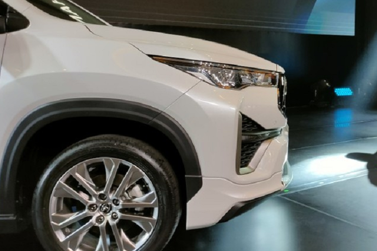 Đồng thời, 50% sản lượng sẽ được dùng để xuất khẩu, bao gồm cả phiên bản hybrid. Tuy nhiên, Toyota Indonesia chỉ dự định xuất khẩu Innova Hybrid mới sang 13 quốc gia. Như vậy, có thể dự đoán Toyota Innova 2023 sẽ sớm ra mắt Việt Nam dưới dạng xe nhập khẩu nguyên chiếc từ Indonesia.