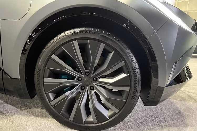 Ở hai góc của cản trước còn có thêm đèn sương mù LED nằm dọc khá mỏng và khe gió. Trong khi đó, khu vực sườn xe gây ấn tượng với thiết kế sắc sảo, nóc dốc về phía sau mượt mà, kính cửa sổ tương đối hẹp, tay nắm cửa trước nằm chìm vào thân xe và tay nắm cửa sau đặt trên cột C. Nằm bên trong hốc bánh là bộ vành đa chấu sơn màu tối.