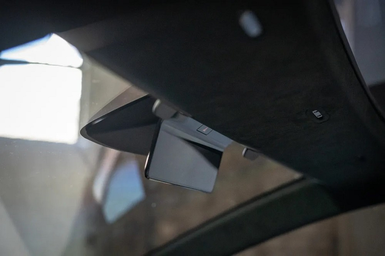 ... và gương chiếu hậu kỹ thuật số. 