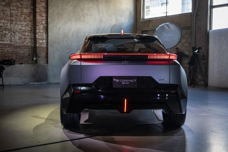 Ở phía sau, Toyota bZ Compact SUV được trang bị cụm đèn hậu LED thanh mảnh, nằm vắt ngang đuôi xe khiến khu vực này như rộng hơn. Thêm vào đó là kính chắn gió dốc sâu, 2 cánh gió mui nhỏ, anten hình vây cá trên nóc tích hợp đèn phanh thứ 3 và cản sau hầm hố, đi kèm bộ khuếch tán gió.