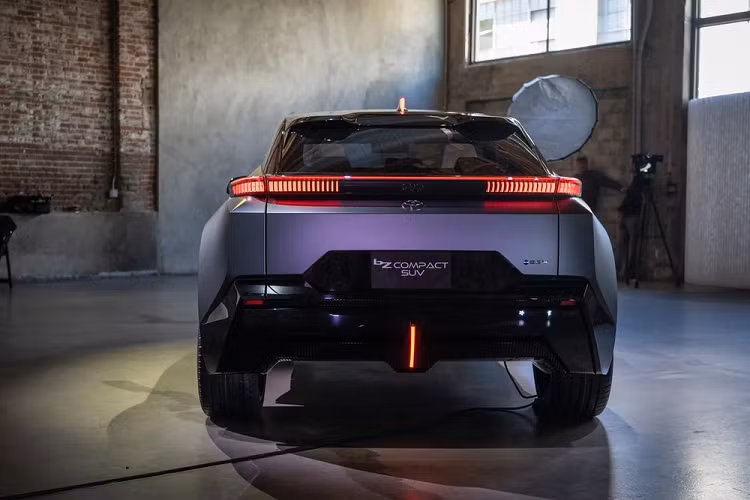 Ở phía sau, Toyota bZ Compact SUV được trang bị cụm đèn hậu LED thanh mảnh, nằm vắt ngang đuôi xe khiến khu vực này như rộng hơn. Thêm vào đó là kính chắn gió dốc sâu, 2 cánh gió mui nhỏ, anten hình vây cá trên nóc tích hợp đèn phanh thứ 3 và cản sau hầm hố, đi kèm bộ khuếch tán gió.