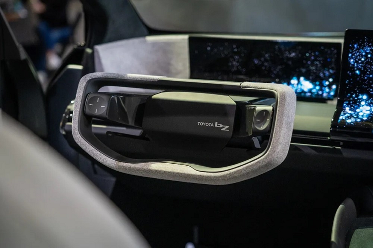 Chi tiết thu hút sự chú ý nhất của Toyota bZ Compact SUV có lẽ là vô lăng với thiết kế vát phía trên, tương tự mẫu SUV hạng sang Lexus RZ 450e. Nếu được sản xuất thương mại thì Toyota bZ Compact SUV nhiều khả năng sẽ dùng vô lăng bình thường hơn. 