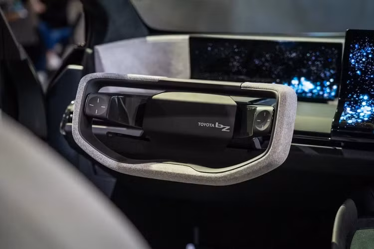 Chi tiết thu hút sự chú ý nhất của Toyota bZ Compact SUV có lẽ là vô lăng với thiết kế vát phía trên, tương tự mẫu SUV hạng sang Lexus RZ 450e. Nếu được sản xuất thương mại thì Toyota bZ Compact SUV nhiều khả năng sẽ dùng vô lăng bình thường hơn. 