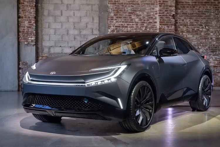 Không dừng ở đó, dải đèn LED này còn kéo dài lên chắn bùn trước và ăn sâu vào bên trong nắp ca-pô, tạo thành hình lưỡi câu, gợi liên tưởng đến mẫu xe Toyota Crown Sport từng được hé lộ vào hồi tháng 7 năm nay. Bên dưới là cản trước tích hợp hốc gió trung tâm cỡ lớn, sơn màu đen bóng.