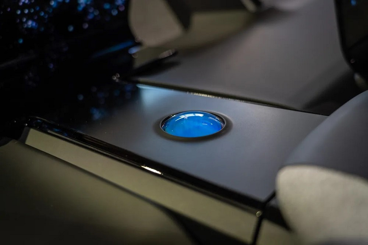 Màn hình trung tâm này kết hợp với trợ lý ảo có tên Yui, truyền thông tin tới những người ngồi trên xe thông qua ánh sáng và âm thanh di chuyển xung quanh nội thất. 