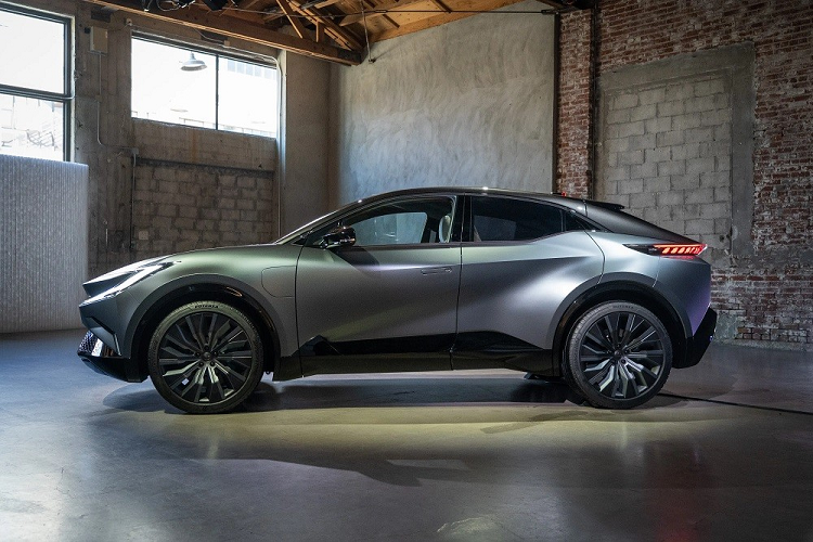 Chỉ cần nghe cái tên này, nhiều người có lẽ cũng có thể đoán ra Toyota bZ Compact SUV chạy điện chỉ là xe concept. Đồng thời, cái tên này cũng hé lộ việc mẫu xe này thuộc phân khúc SUV cỡ C.