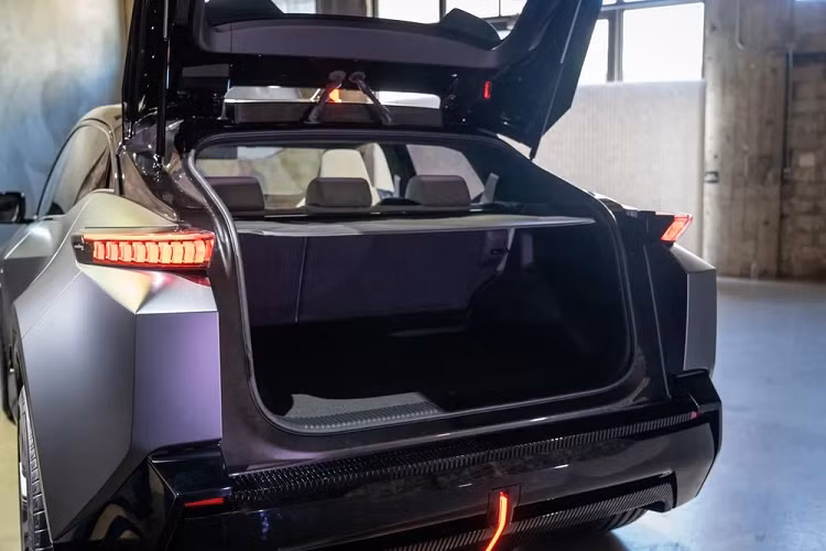 Hiện hãng Toyota không công bố thông số vận hành của bZ Compact SUV. Tuy nhiên, nhiều khả năng xe sẽ được lên dây chuyền sản xuất thương mại dưới dạng SUV cỡ C và được định vị thấp hơn đàn anh bZ4X. 