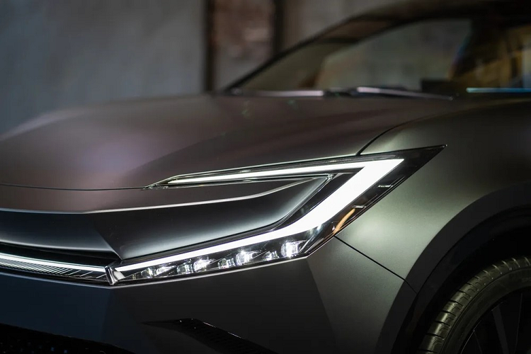 Đồng thời, mẫu xe này chia sẻ ngôn ngữ thiết kế với những ô tô ra mắt trong thời gian gần đây của Toyota như bZ4X hay bZ3. Ngoài ra, Toyota bZ Compact SUV còn sở hữu thiết kế đầu xe khá giống với Prius thế hệ mới và Crown Sport, đặc biệt là cụm đèn trước.