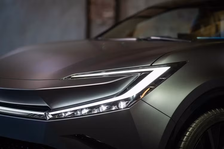 Đồng thời, mẫu xe này chia sẻ ngôn ngữ thiết kế với những ô tô ra mắt trong thời gian gần đây của Toyota như bZ4X hay bZ3. Ngoài ra, Toyota bZ Compact SUV còn sở hữu thiết kế đầu xe khá giống với Prius thế hệ mới và Crown Sport, đặc biệt là cụm đèn trước.