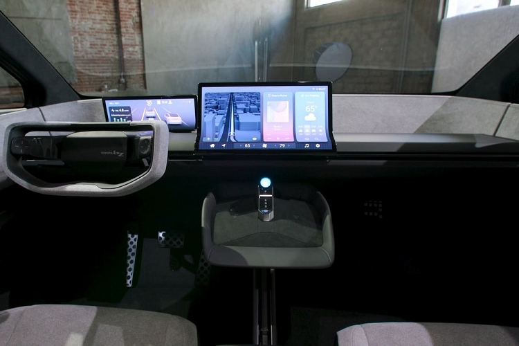 Cách bố trí của nội thất khá giống với Toyota bZ4X. 