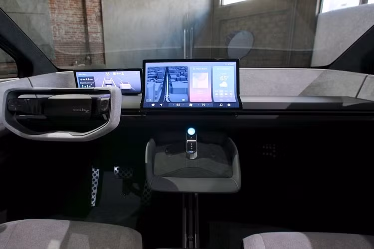 Cách bố trí của nội thất khá giống với Toyota bZ4X. 