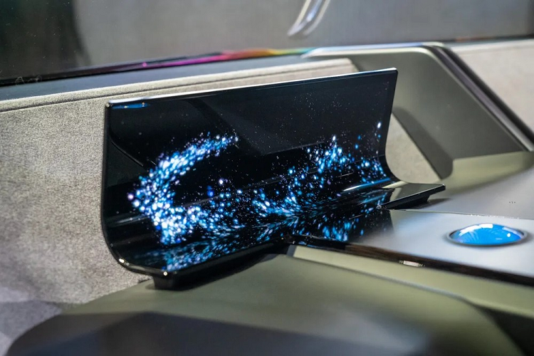 Chưa hết, mẫu xe concept này còn được trang bị bảng đồng hồ kỹ thuật số và màn hình cảm ứng trung tâm đều có thiết kế uốn cong lạ mắt. 