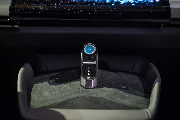 Thêm vào đó là cửa gió điều hòa kéo dài trên mặt táp-lô và cụm điều khiển trung tâm nhỏ gọn, tích hợp nút bấm khởi động máy, phanh tay điện tử, tính năng tự động giữ phanh tạm thời cũng như lẫy gạt chuyển số. Hai bên cụm điều khiển trung tâm là 2 đế sạc điện thoại thông minh không dây cỡ lớn. 