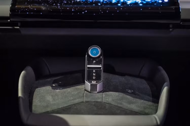 Thêm vào đó là cửa gió điều hòa kéo dài trên mặt táp-lô và cụm điều khiển trung tâm nhỏ gọn, tích hợp nút bấm khởi động máy, phanh tay điện tử, tính năng tự động giữ phanh tạm thời cũng như lẫy gạt chuyển số. Hai bên cụm điều khiển trung tâm là 2 đế sạc điện thoại thông minh không dây cỡ lớn. 