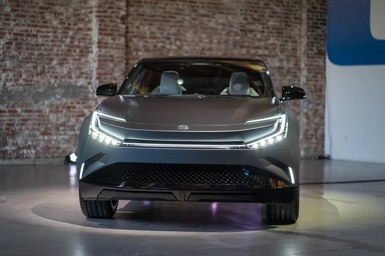 Bên ngoài, mẫu xe điện Toyota bZ Compact SUV trông khá thể thao và hầm hố. Điểm nhấn đáng chú ý nhất của mẫu xe này nằm ở cụm đèn pha thanh mảnh và dải đèn LED định vị ban ngày nằm vắt ngang đầu xe