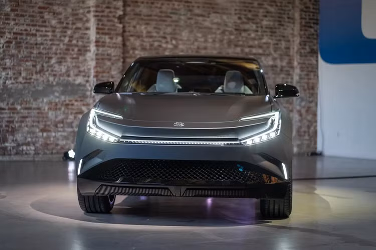 Bên ngoài, mẫu xe điện Toyota bZ Compact SUV trông khá thể thao và hầm hố. Điểm nhấn đáng chú ý nhất của mẫu xe này nằm ở cụm đèn pha thanh mảnh và dải đèn LED định vị ban ngày nằm vắt ngang đầu xe