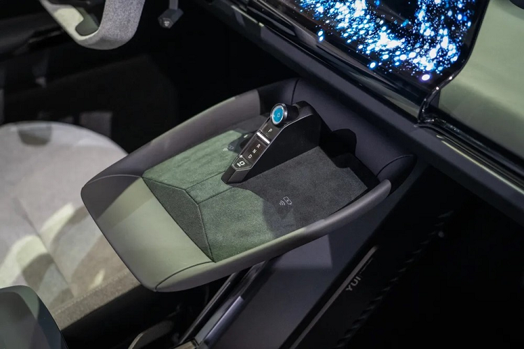 Cụm điều khiển trung tâm và sạc không dây của xe được thiết kế lơ lửng nên giải phóng không gian giữa 2 ghế trước. 