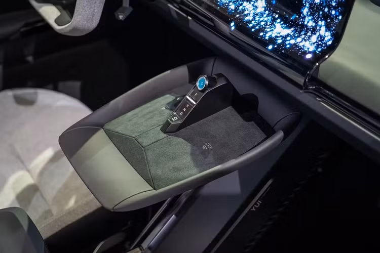 Cụm điều khiển trung tâm và sạc không dây của xe được thiết kế lơ lửng nên giải phóng không gian giữa 2 ghế trước. 