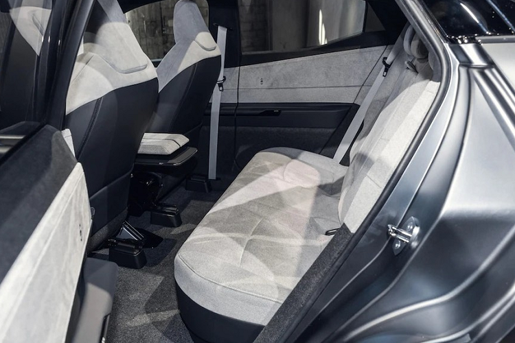 Những khu vực còn lại của xe như mặt táp-lô và tapi cửa đều có thiết kế vô cùng tối giản. 