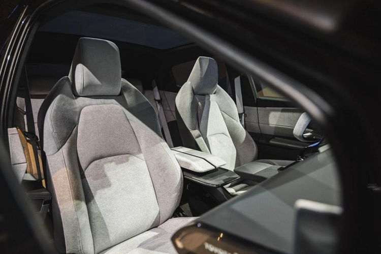 Bên trong Toyota bZ Compact SUV là không gian nội thất 5 chỗ ngồi với những chất liệu tái chế và có nguồn gốc thực vật. 