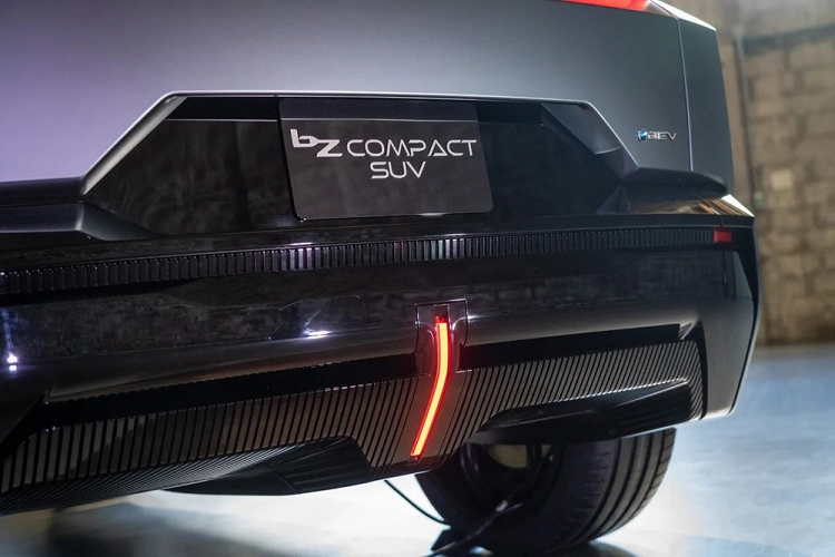 Đặc biệt, ở giữa bộ khuếch tán gió còn có một dải đèn mỏng màu đỏ nằm dọc, giống với Lexus LF-Z Electrified Concept từng ra mắt Việt Nam trong triển lãm VMS 2022 vào hồi tháng 10 vừa qua.