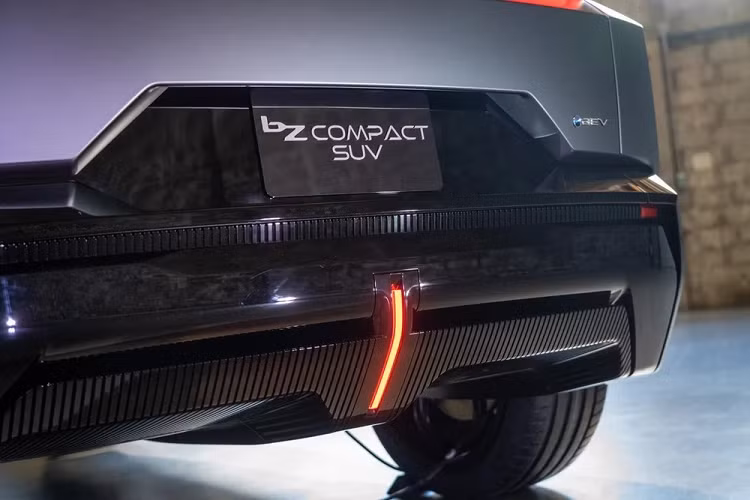 Đặc biệt, ở giữa bộ khuếch tán gió còn có một dải đèn mỏng màu đỏ nằm dọc, giống với Lexus LF-Z Electrified Concept từng ra mắt Việt Nam trong triển lãm VMS 2022 vào hồi tháng 10 vừa qua.