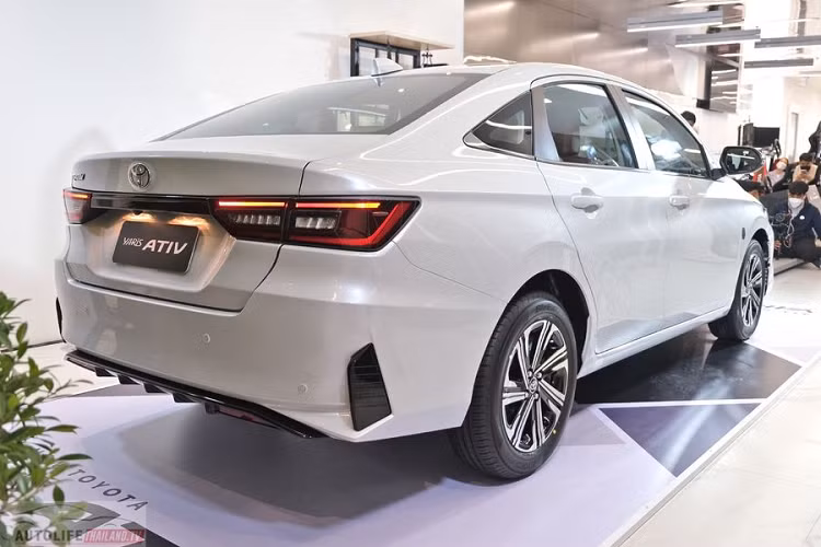 Về thiết kế ngoại thất, Toyota Vios 2023 sở hữu nhiều đường nét góc cạnh, vuông vức hơn thế hệ tiền nhiệm. Khu vực đầu xe nổi bật với cụm đèn pha LED dạng chữ L cùng với lưới tản nhiệt cỡ lớn lấy cảm hứng từ “đàn anh” Corolla Altis.